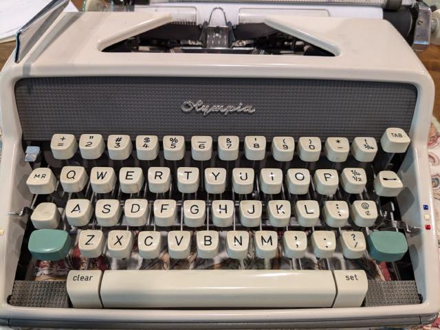 Manual typewriter